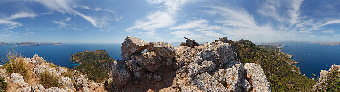 Kanone, Blick vom Aussichtsberg Penya Rotja auf das Cap de Pinar, Kap bei Alcudia, Mallorca, Balearen, Spanien, Europa