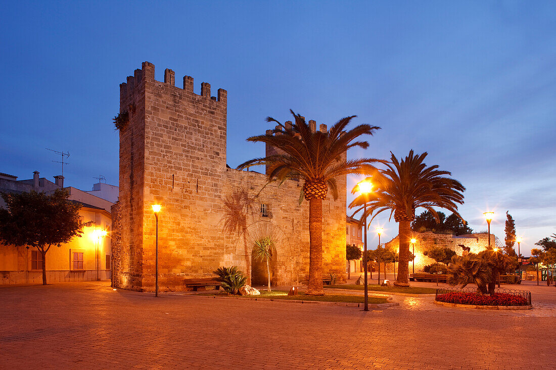 Porta del Moll, historic town gate, 14 century, Alcudia,  Mallorca, Balearic Islands, Spain, Europe