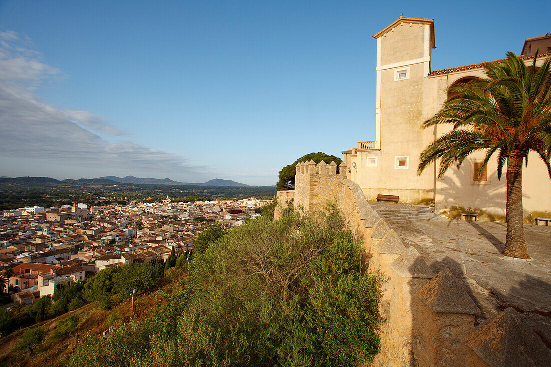 Kirche Sant Salvator, Mauerreste des Kastells, Stadtansicht, Arta, Stadt, Mallorca, Balearen, Spanien, Europa