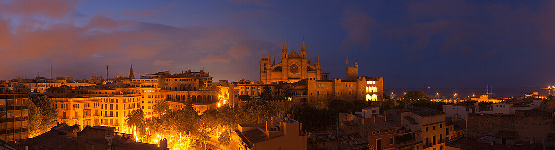 Kathedrale La Seu und Palau de l'Almudaina, Almudaina Palast am Abend, Palma de Mallorca, Mallorca, Balearen, Spanien, Europa