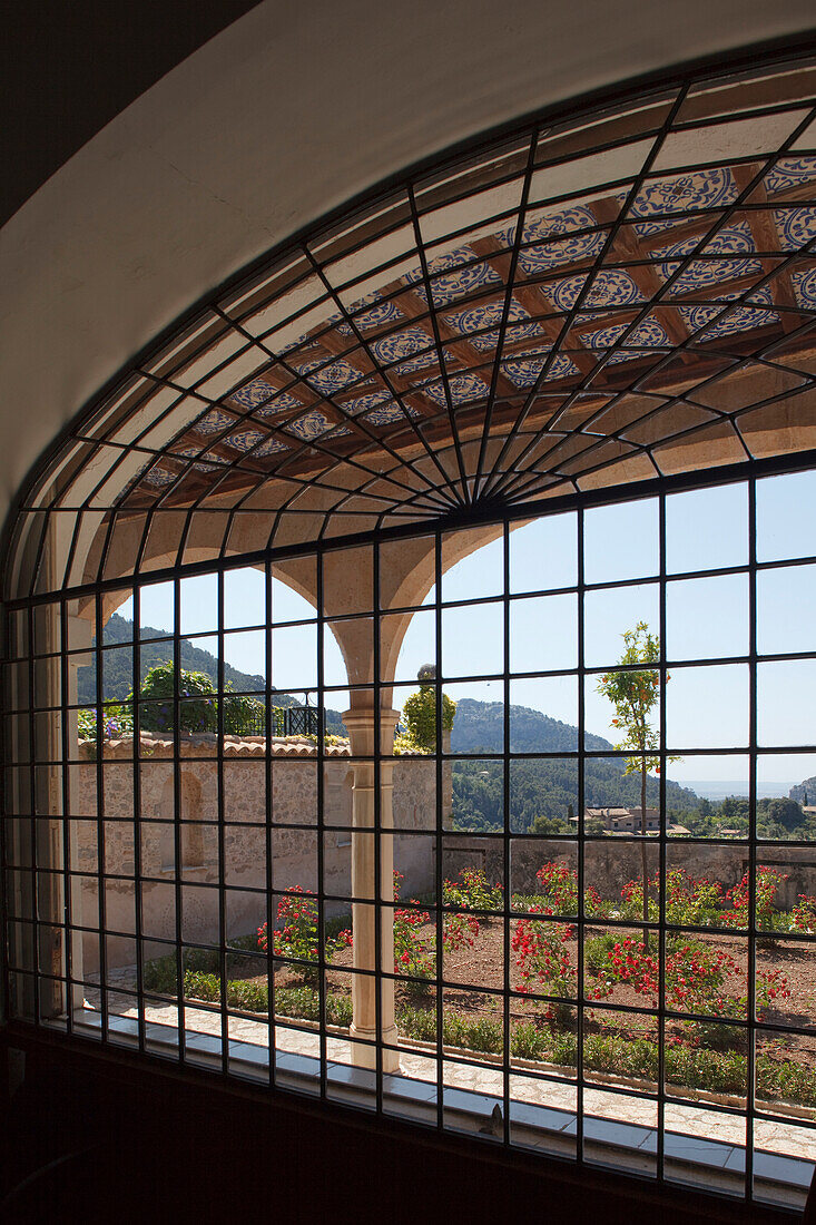Blick durch ein Fenster des KLosters Sa Cartoixa, La Cartuja, Valldemossa, Tramuntana Gebirge, Mallorca, Balearen, Spanien, Europa