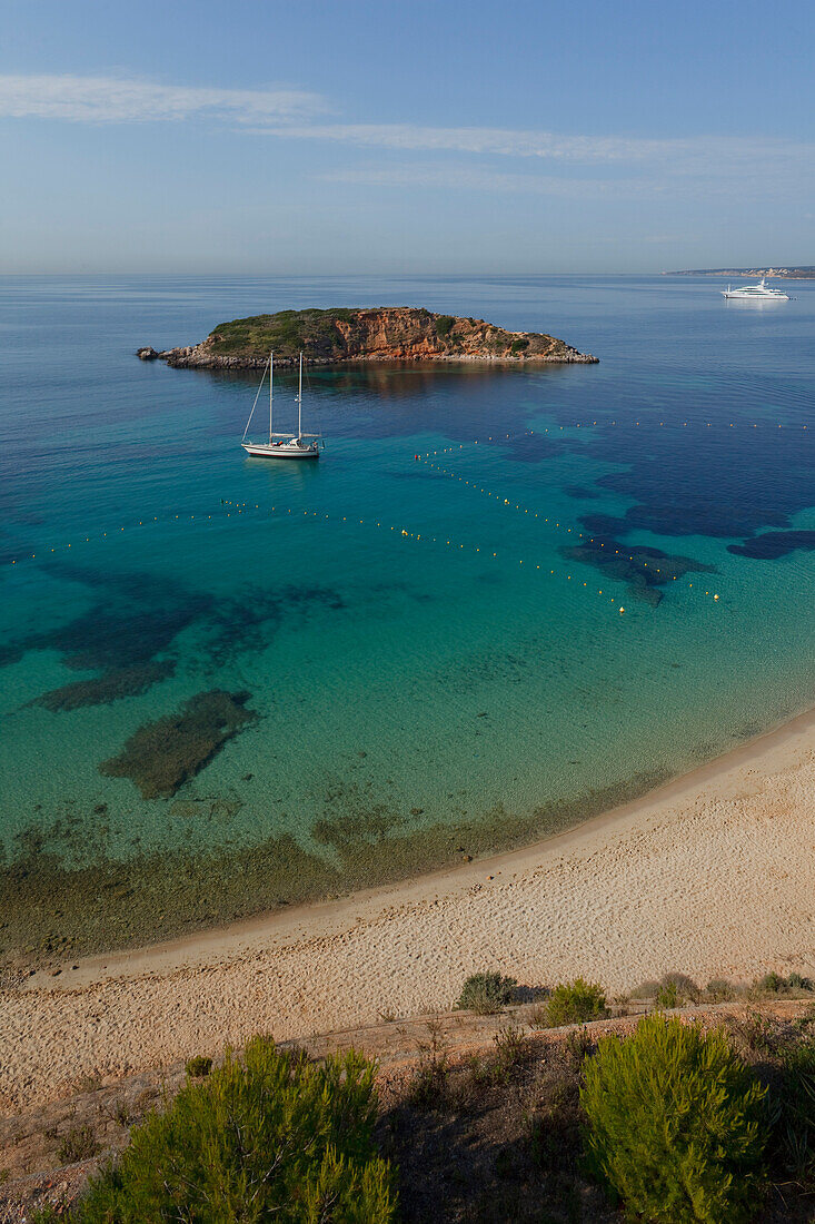 Blick auf Strand in einer Bucht und die Insel Isla d'en Salas, Portals Nous, Mallorca, Balearen, Spanien, Europa