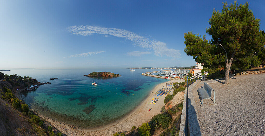 Blick auf Strand in einer Bucht und die Insel Isla d'en Salas, Portals Nous, Mallorca, Balearen, Spanien, Europa