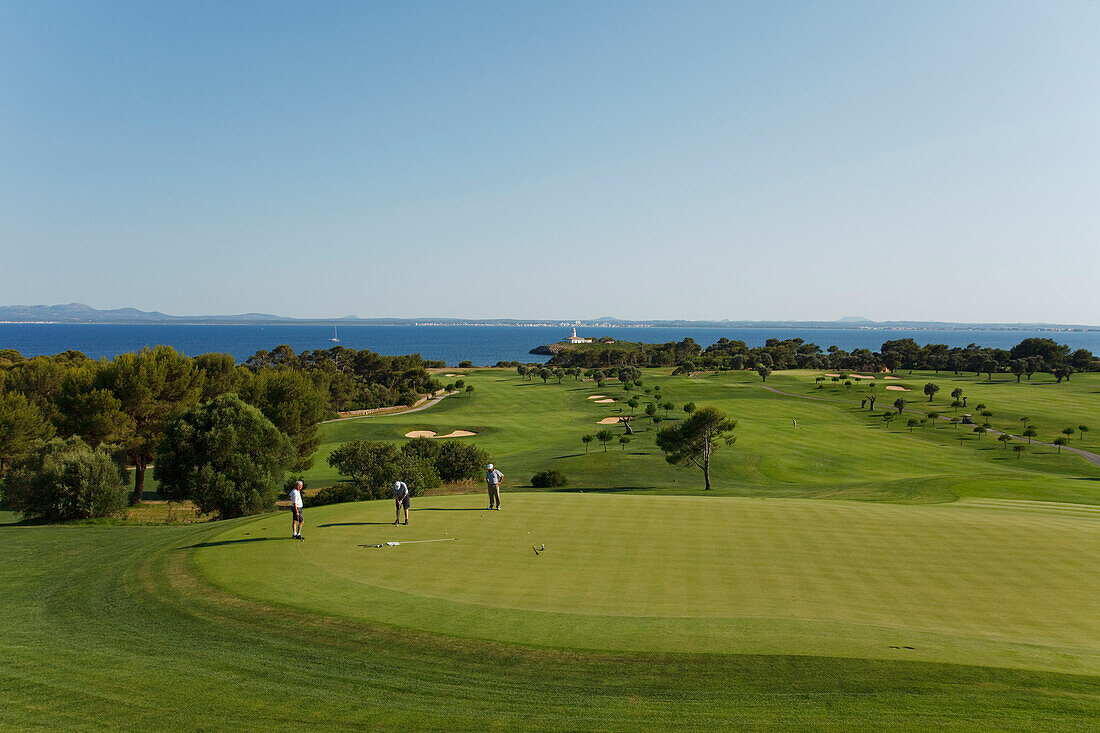 Blick auf Golfplatz an der Küste, Club de Golf Alcanada, Isla d'Alcanada, Mallorca, Balearen, Spanien, Europa
