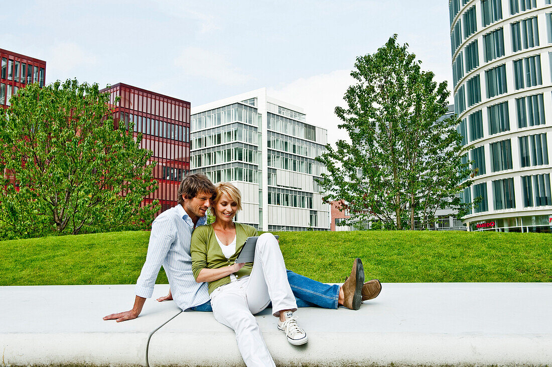 Paar mit einem Tablet-Computer, HafenCity, Hamburg, Deutschland