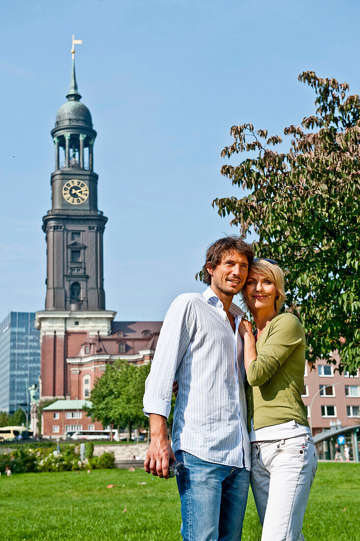 Paar vor Sankt Michaelis Kirche, Hamburg, Deutschland