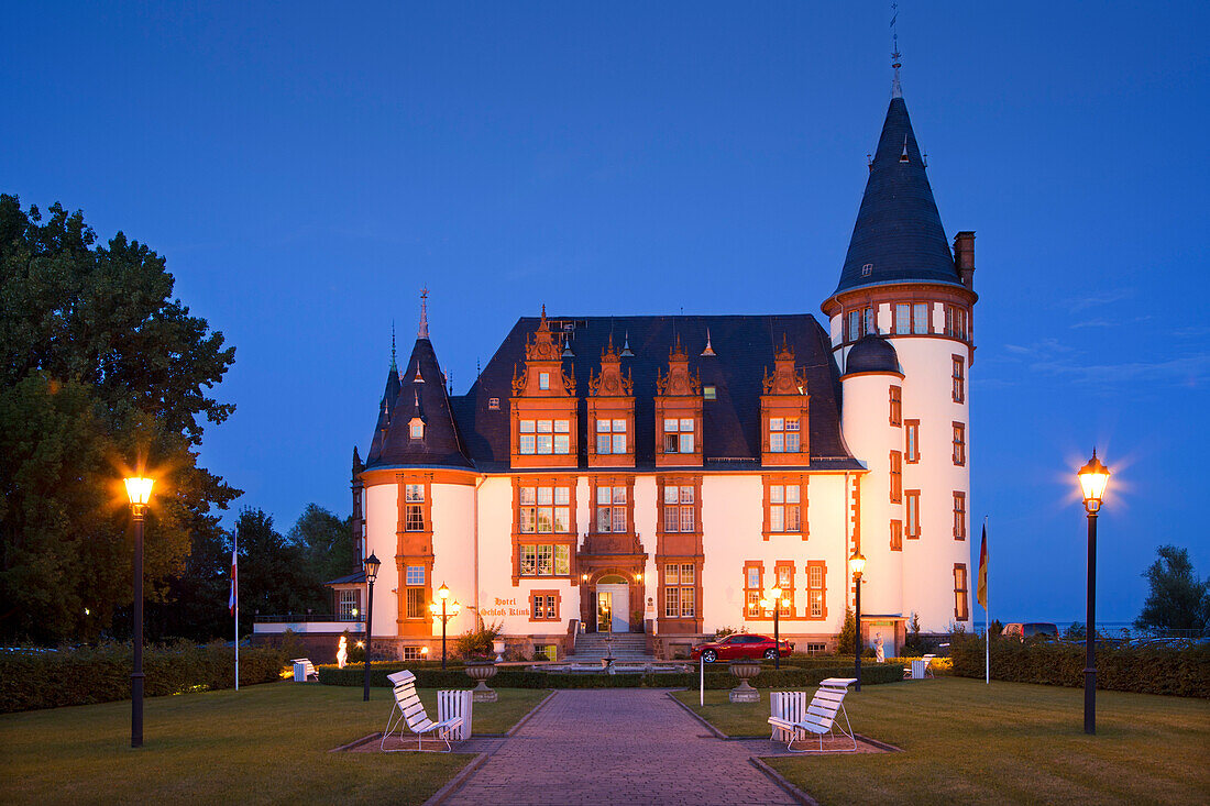Schlosshotel Klink am Abend, Müritz, Mecklenburgische Seenplatte, Mecklenburg-Vorpommern, Deutschland, Europa