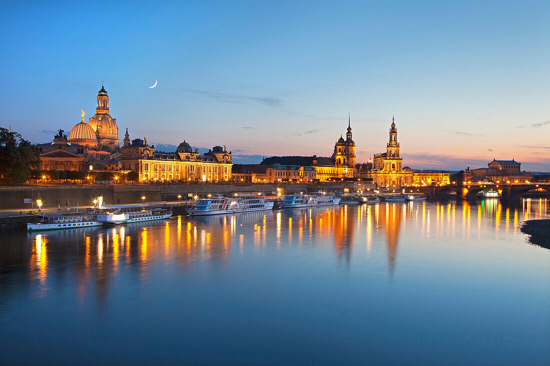 Stadtpanorama, Blick über die Elbe auf Brühlsche Terrasse, Hochschule für Bildende Künste, Frauenkirche, Ständehaus, Residenzschloss, Hofkirche und Semper Oper am Abend, Dresden, Sachsen, Deutschland, Europa