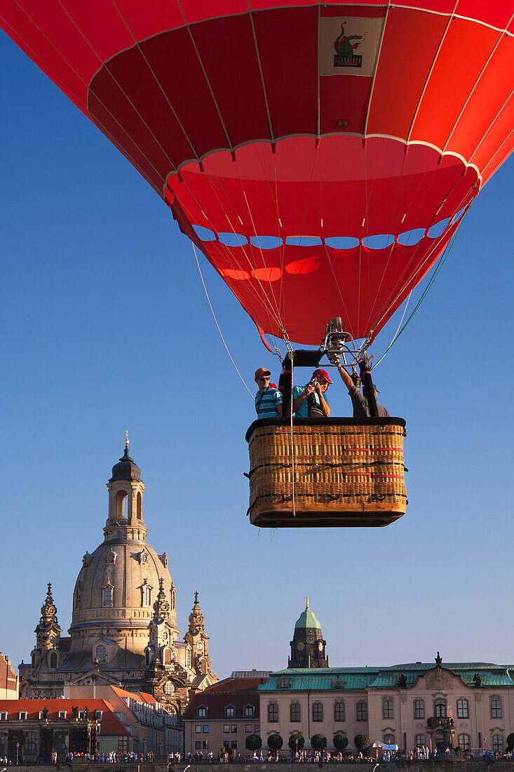 Balloon rising from the Elbe riverbank, Frauenkirche in the background, Dresden, Saxonia, Germany, Europe