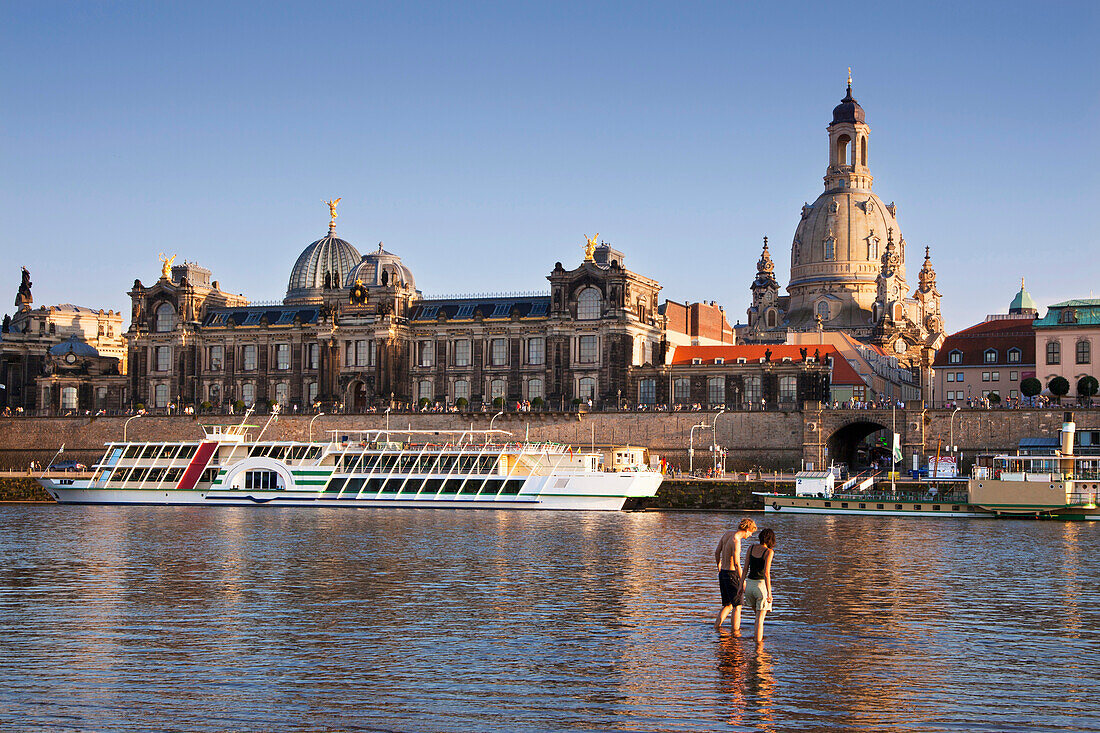 Young couple at the Elbe river, Bruehlsche Terrasse and Frauenkirche in the background, Dresden, Saxonia, Germany, Europe