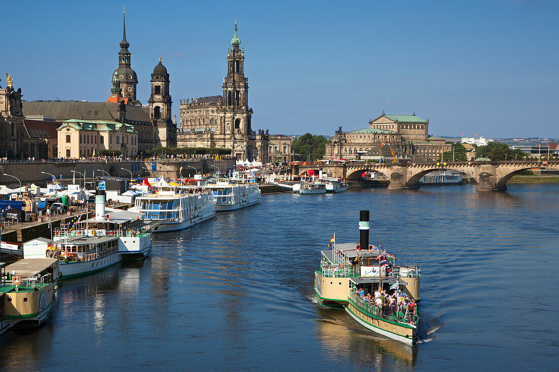 Schaufelraddampfer auf der Elbe, im Hintergrund Ständehaus, Residenzschloss, Hofkirche und Semper Oper, Dresden, Sachsen, Deutschland, Europa