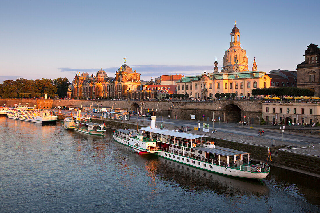 Blick über die Elbe auf Brühlsche Terrasse, Frauenkirche und Hochschule für Bildende Künste im Abendlicht, Dresden, Sachsen, Deutschland, Europa