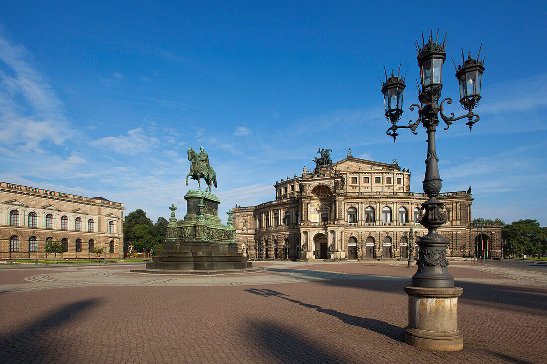 Theaterplatz mit Reiterstandbild König Johann und Semper Oper, Dresden, Sachsen, Deutschland, Europa