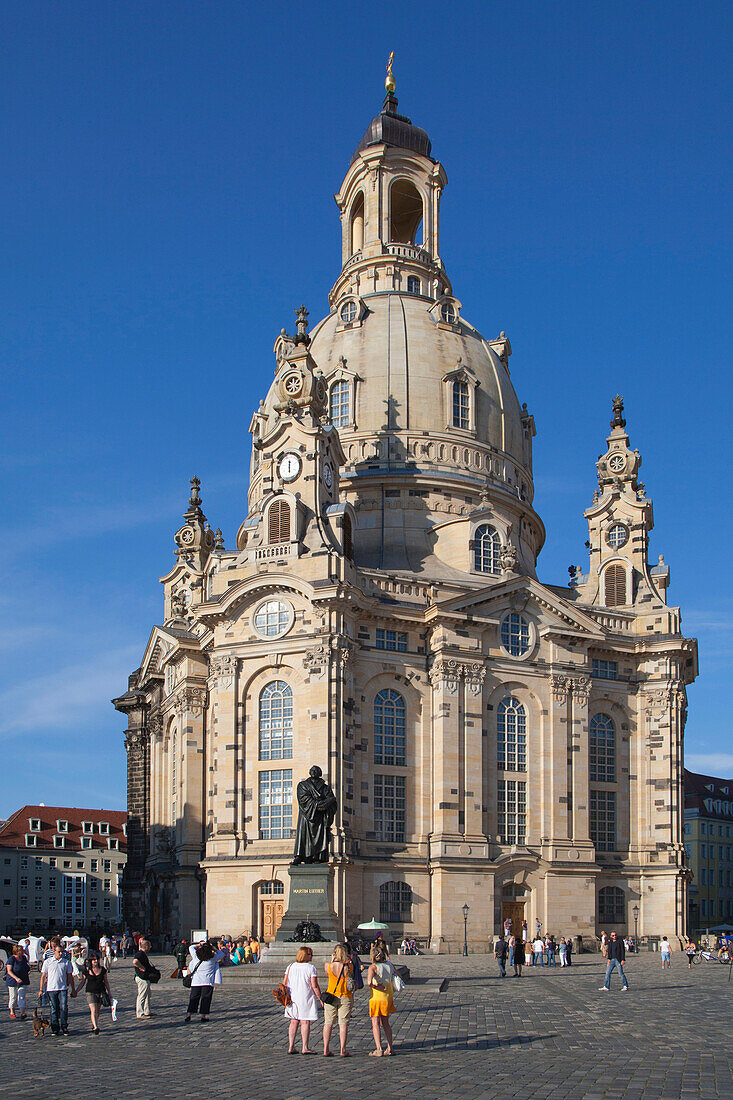 Menschen am Standbild Martin Luther vor der Frauenkirche, Dresden, Sachsen, Deutschland, Europa