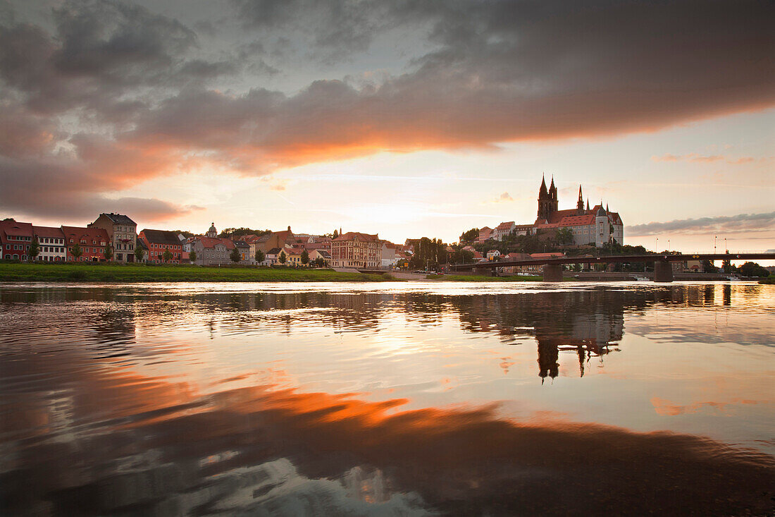 Blick über die Elbe auf Dom und Albrechtsburg im Abendlicht, Meissen, Sachsen, Deutschland, Europa