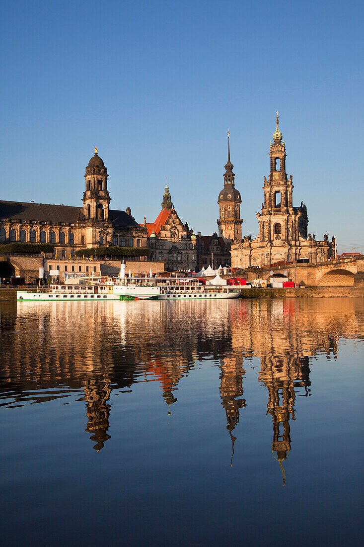 Blick über die Elbe auf Brühlsche Terrasse, Ständehaus, Residenzschloss und Hofkirche im Abendlicht, Dresden, Sachsen, Deutschland, Europa