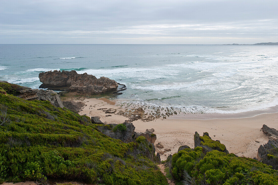 Strand und Felsen unter Wolkenhimmel, Brenton on Rocks, Garden Route, Südafrika, Afrika