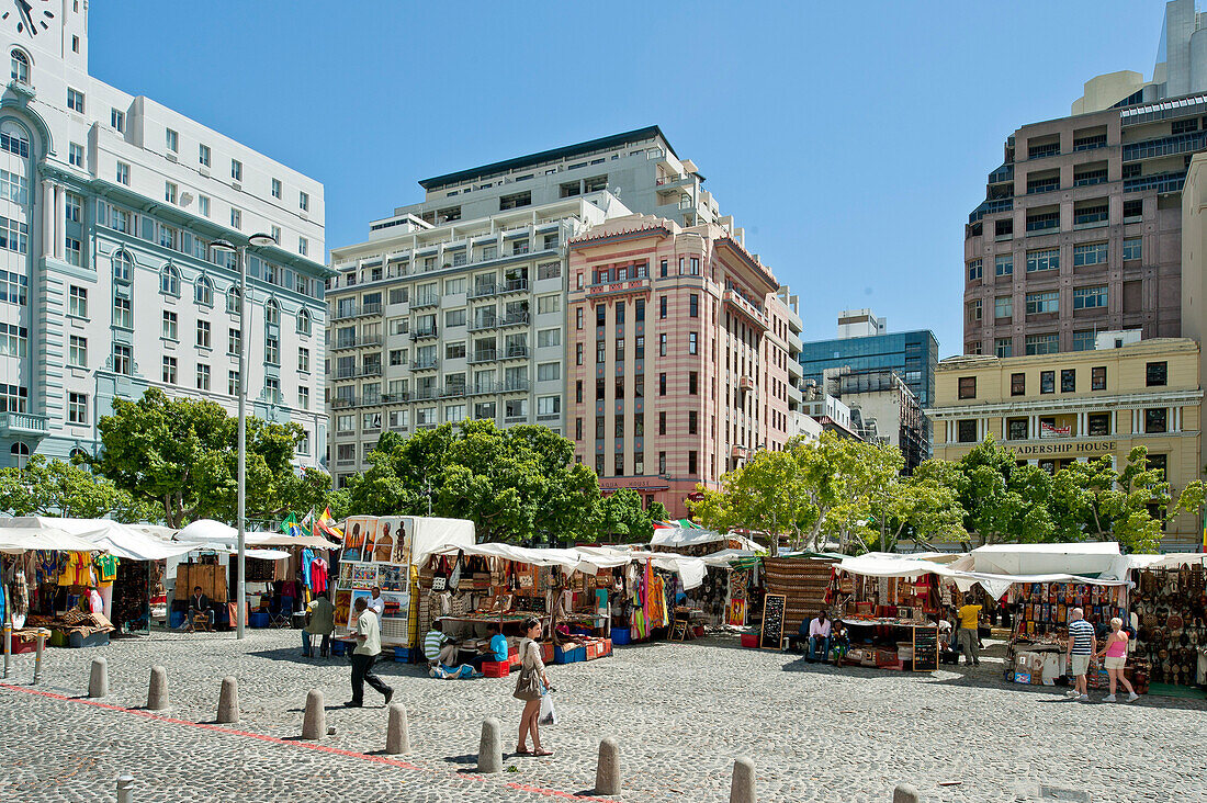 Menschen auf dem Green Market, Kapstadt, Südafrika, Afrika