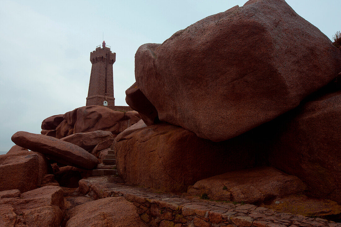 Leuchtturm bei Ploumanach, Côte de Granit Rose, Perros-Guirec, Côtes-d’Armor, Bretagne, Frankreich