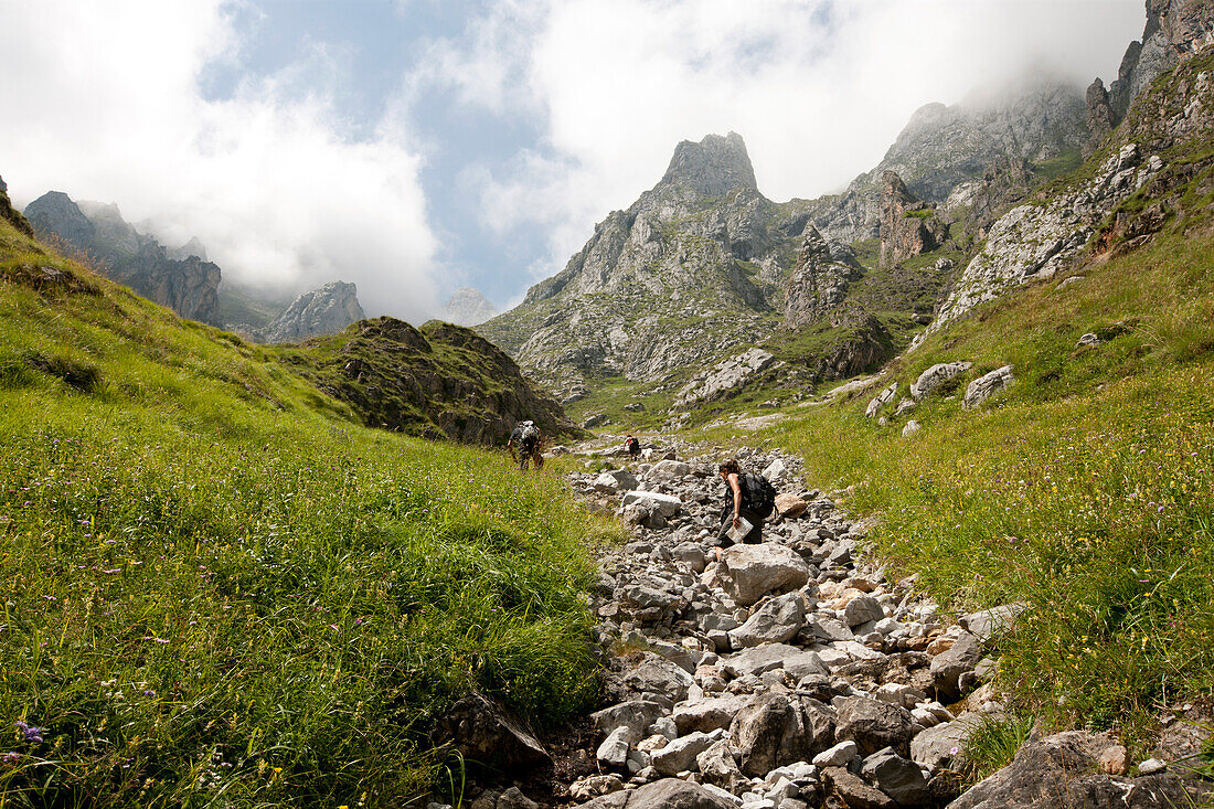 Wanderer beim Aufstieg, Picos de Europa, Kantabrisches Gebirge, Kantabrien, Spanien