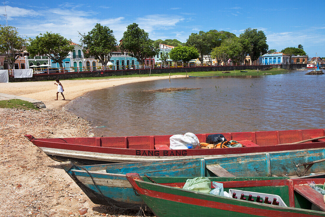 Fischerboote am Strand und historische Häuser im Hintergrund, Canavieiras, Costa do Cacau, Bundesstaat Bahia, Brasilien, Südamerika, Amerika