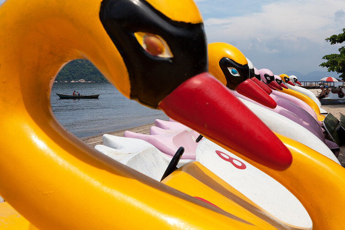 Tretboote am Strand der Ilha de Paquetá, Insel und Stadteil von Rio de Janeiro in der Guanabara Bucht, Bundestaat Rio de Janeiro, Brasilien, Südamerika, Amerika