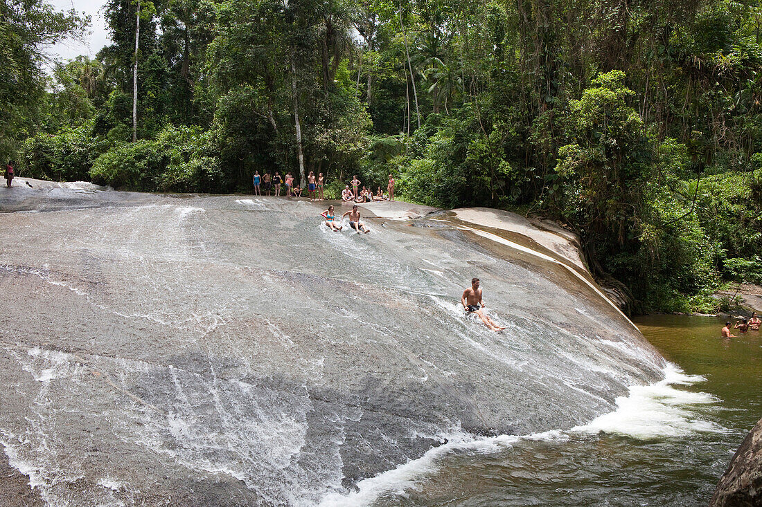 Menschen baden in einem Wasserfall in der Nähe der Kolonialstadt Paraty, Costa Verde, Bundesstaat Rio de Janeiro, Brasilien, Südamerika, Amerika