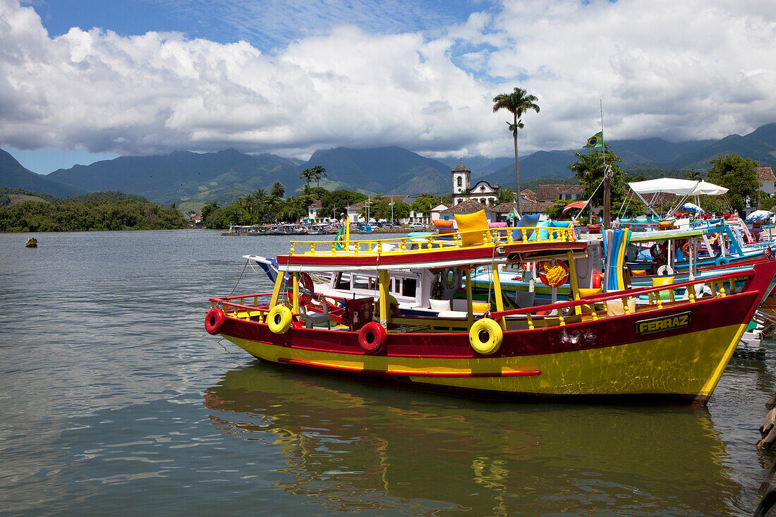 Boote im Hafen der Kolonialstadt Paraty, Costa Verde, Bundesstaat Rio de Janeiro, Brasilien, Südamerika, Amerika