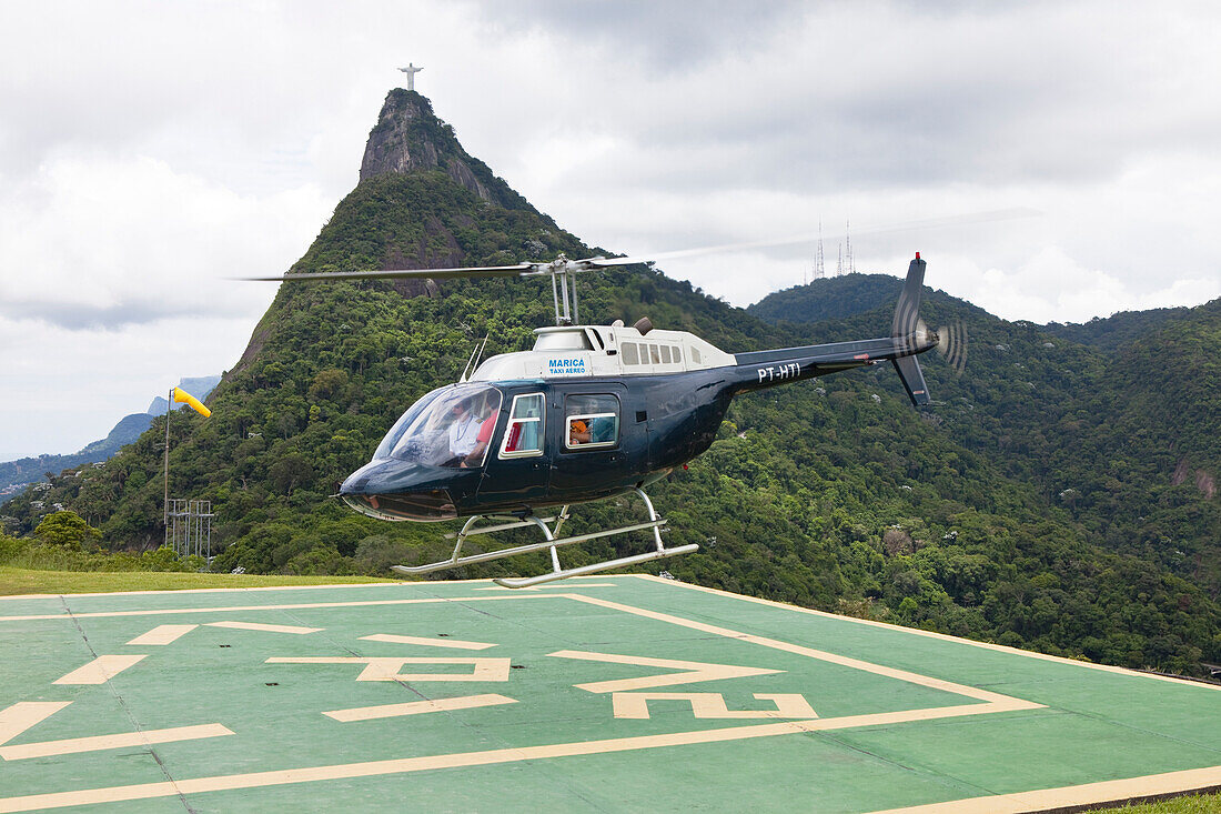 Helikopter Landeplatz am Corcovado mit der Christus Statue in Rio de Janeiro, Bundesstaat Rio de Janeiro, Brasilien, Südamerika, Amerika