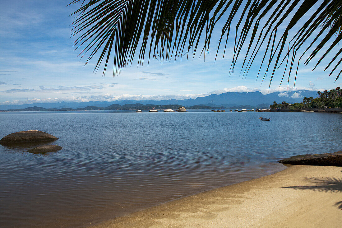 Strand auf der Ilha de Paquetá, Insel und Stadteil von Rio de Janeiro in der Guanabara Bucht, Bundestaat Rio de Janeiro, Brasilien, Südamerika, Amerika