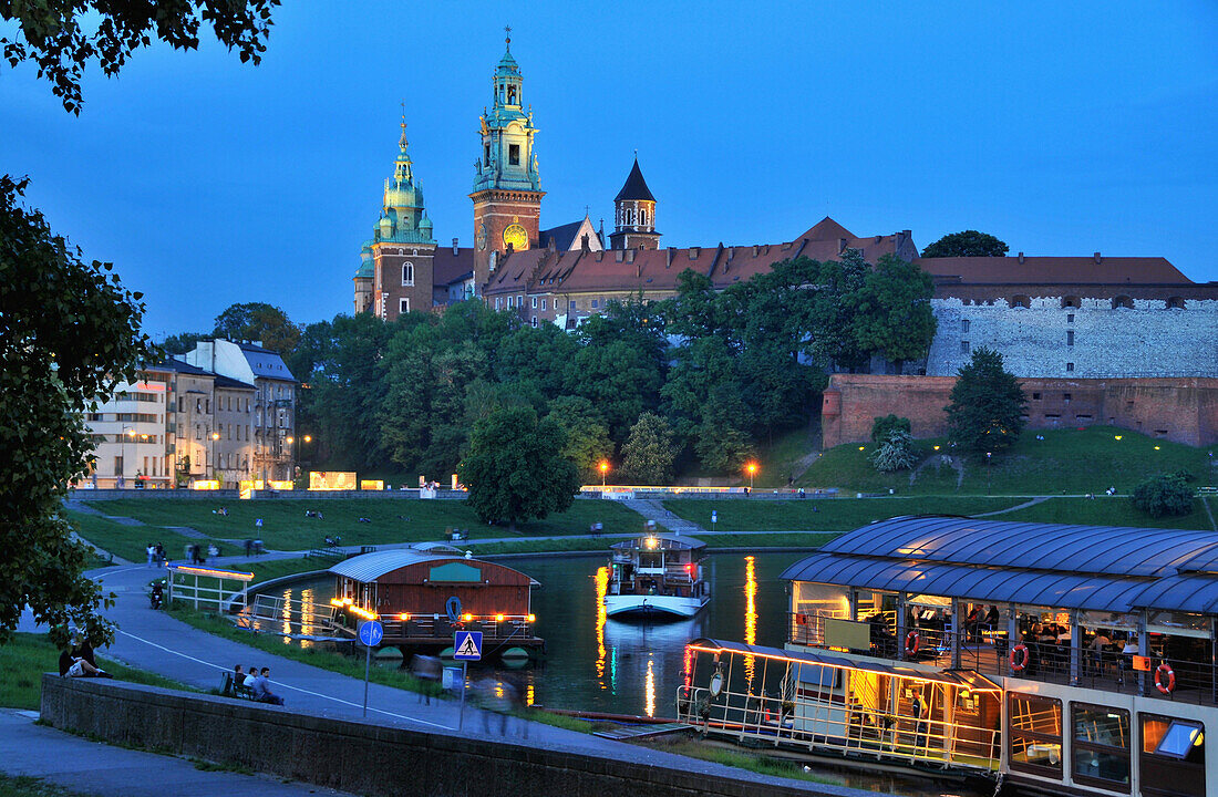 Königsschloss Wawel und Fluß Wista am Abend, Krakau, Polen, Europa