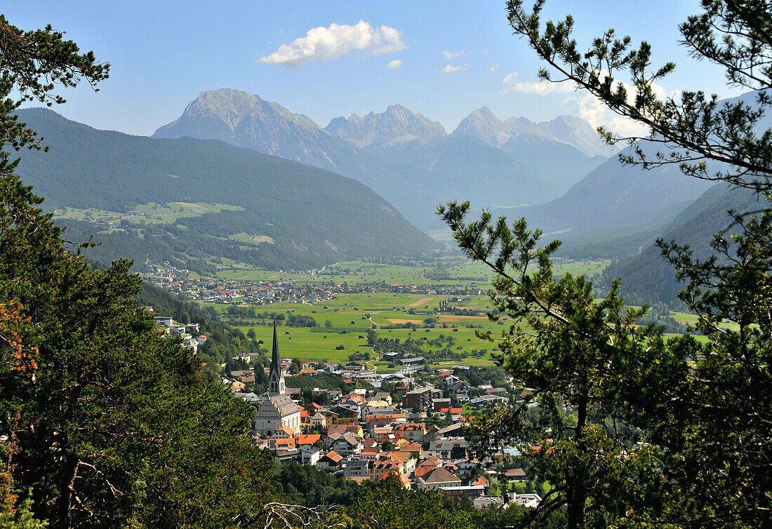 Blick auf Imst mit Himmelfahrtskirche, Oberes Inntal, Tirol, Österreich, Europa
