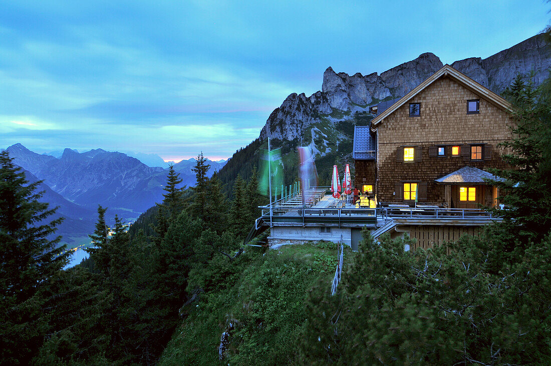 Erfurter Hütte im Rofan Gebirge über Maurach am Abend, Achensee, Tirol, Österreich, Europa