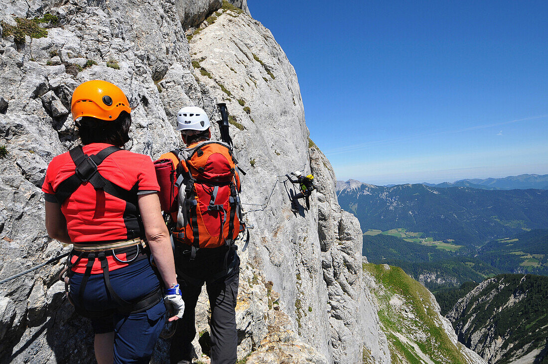 Menschen am Klettersteig im Rofan Gebirge, Achensee, Tirol, Österreich, Europa