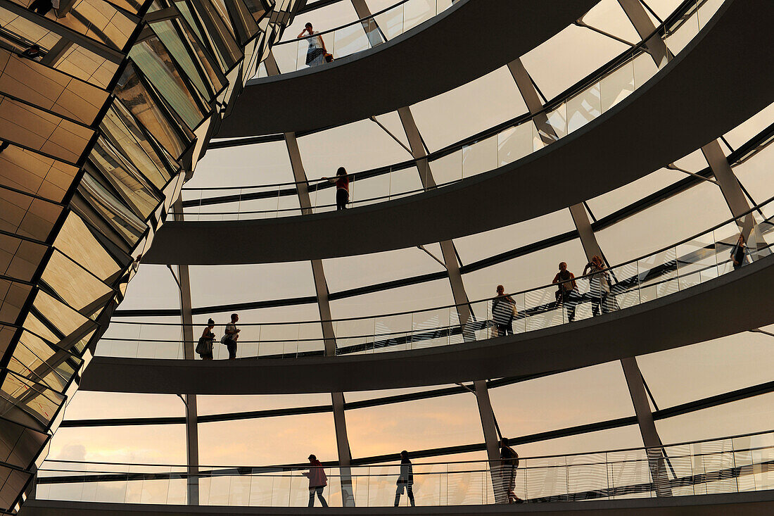 Innenansicht der Reichstagskuppel bei Sonnenuntergang, Mitte, Berlin, Deutschland, Europa