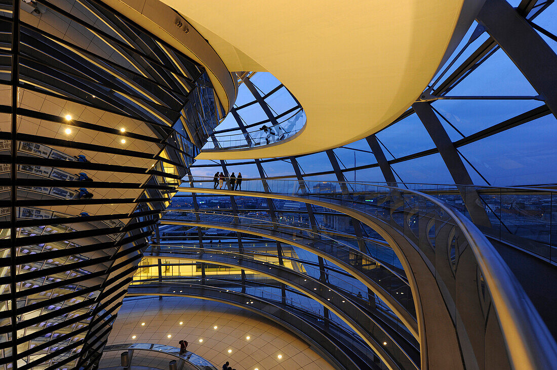 Innenansicht der Reichstagskuppel am Abend, Mitte, Berlin, Deutschland, Europa
