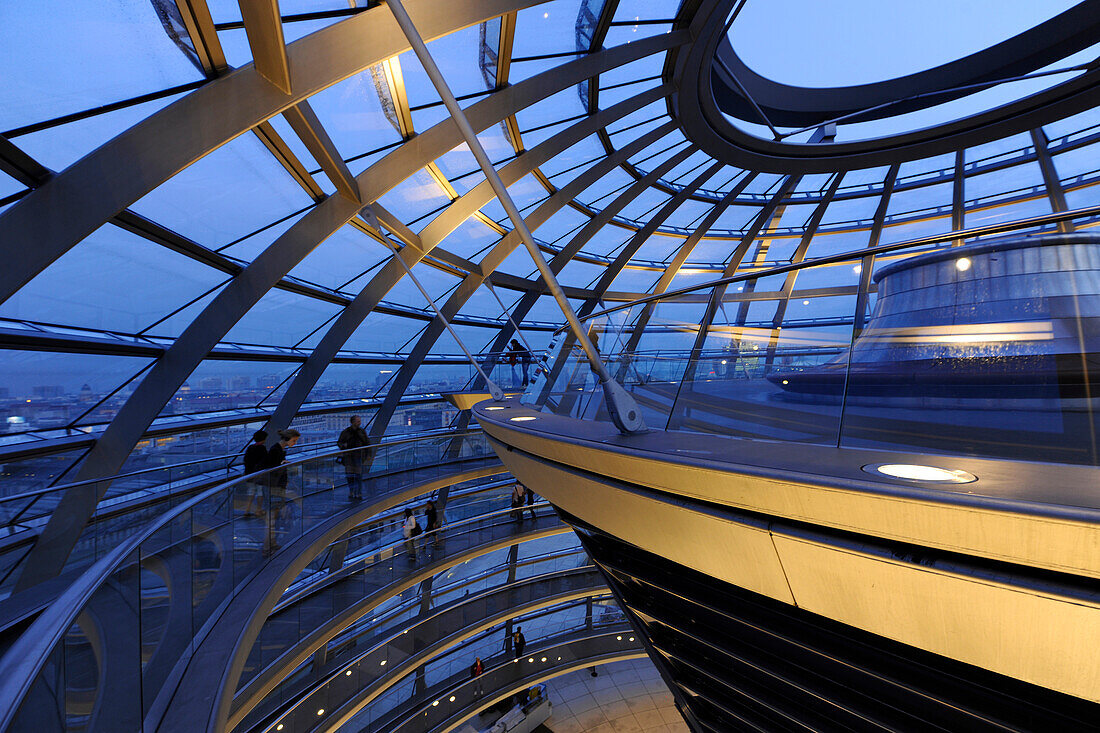 Innenansicht der Reichstagskuppel am Abend, Mitte, Berlin, Deutschland, Europa