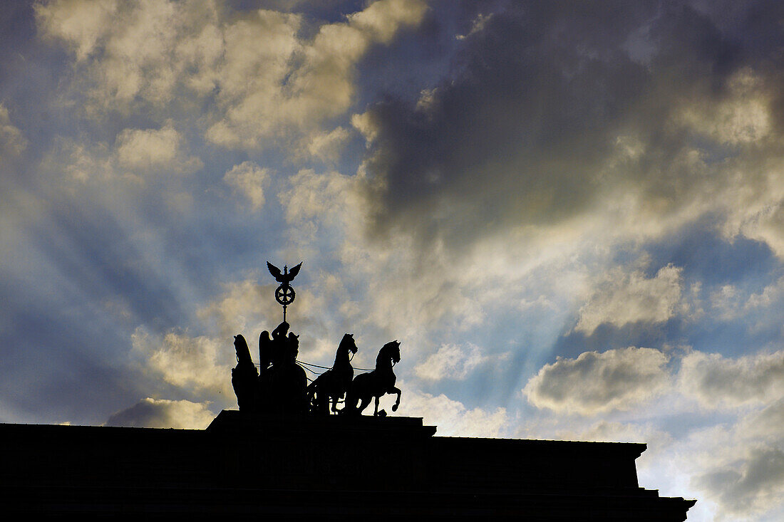 Quadriga auf dem Brandenburger Tor im Abendlicht, Pariser Platz, Mitte, Berlin, Deutschland, Europa