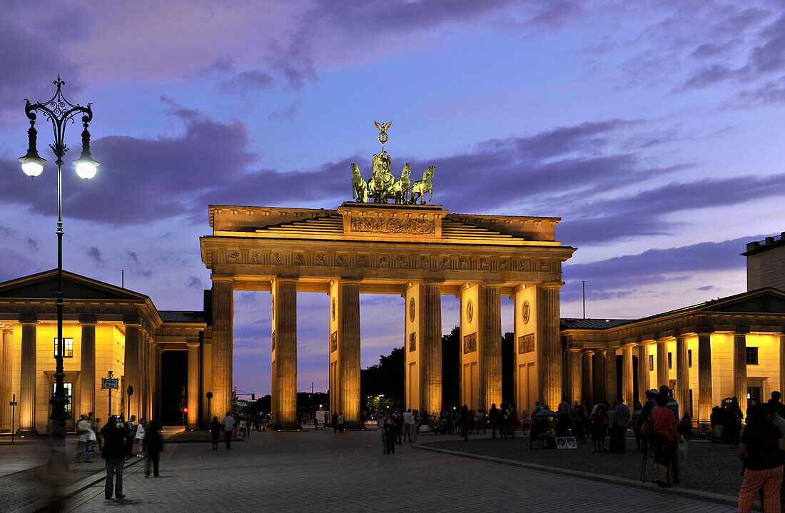 Das beleuchtete Brandenburger Tor im Abendlicht, Pariser Platz, Mitte, Berlin, Deutschland, Europa