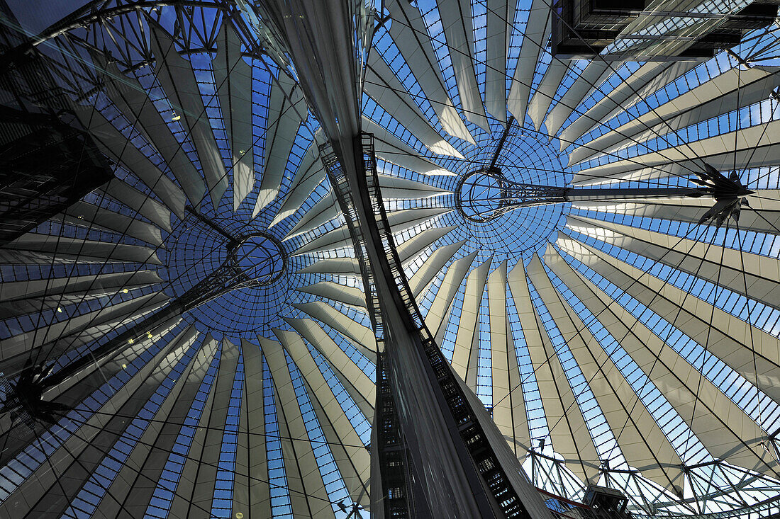 Blick von unten auf das Zeltdach Sony Centers, Potsdamer Platz, Berlin Mitte, Berlin, Deutschland, Europa
