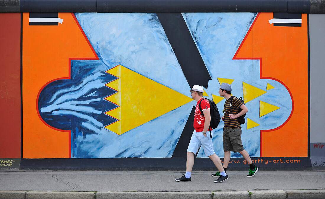 Menschen vor einem Bild des East Side Gallery, Berliner Mauer, Mühlenstrasse, Berlin, Deutschland, Europa