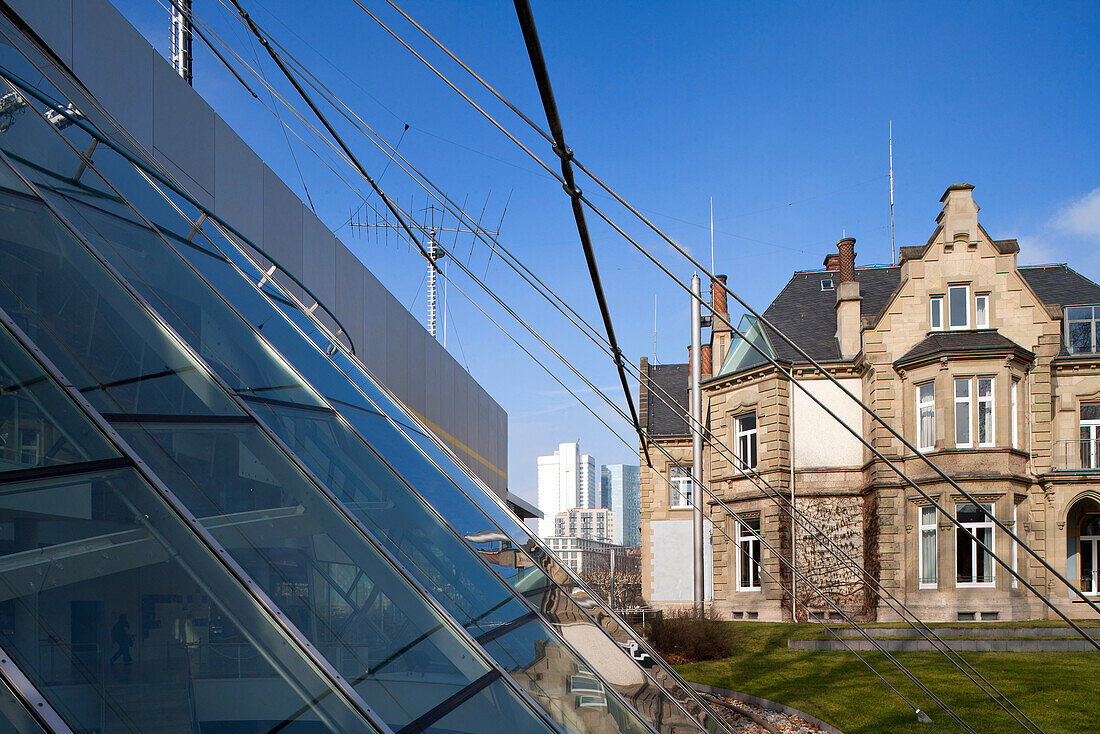 Zwei Gebäude – eine Einheit: die stilvolle Villa des ehemaligen Postmuseums und der moderne Neubau sind im Untergeschoss miteinander verbunden, Museum für Kommunikation Frankfurt, Architekt Günter Behnisch,  Frankfurt am Main, Hessen, Deutschland, Europa