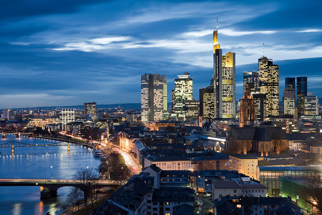 Blick über den Main auf die Frankfurter Skyline, Frankfurt am Main, Hessen, Deutschland, Europa