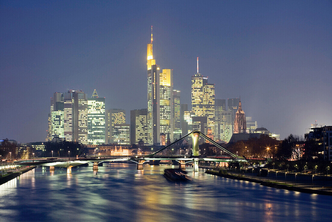 Blick über den Main auf die Frankfurter Skyline, Frankfurt am Main, Hessen, Deutschland, Europa