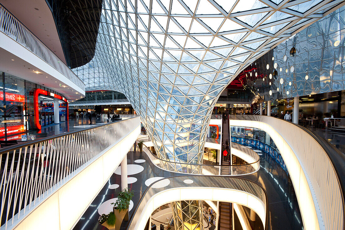 MyZeil ist ein Einkaufszentrum in der Innenstadt von Frankfurt am Main und bildet den Zugang zur Einkaufsstraße Zeil, Frankfurt am Main, Hessen, Deutschland, Europa