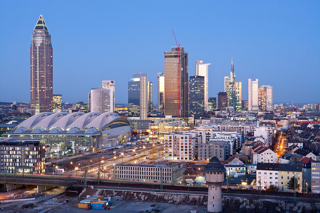 Blick auf das Messegelände und die Frankfurter Skyline, Frankfurt am Main, Hessen, Deutschland, Europa