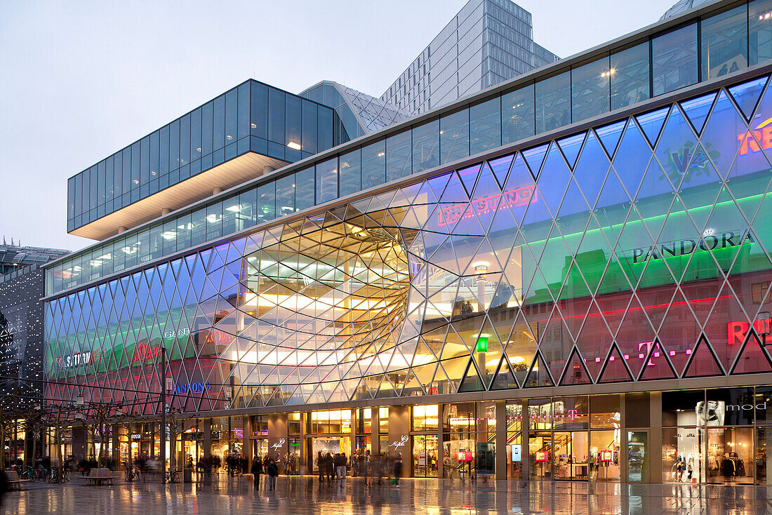 MyZeil ist ein Einkaufszentrum in der Innenstadt von Frankfurt am Main und bildet den Zugang zur Einkaufsstraße Zeil, Frankfurt am Main, Hessen, Deutschland, Europa
