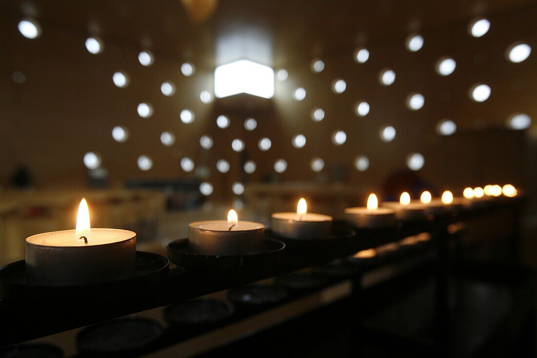 Autriche, Vienne, Candles in Christus Hoffnung der Welt church