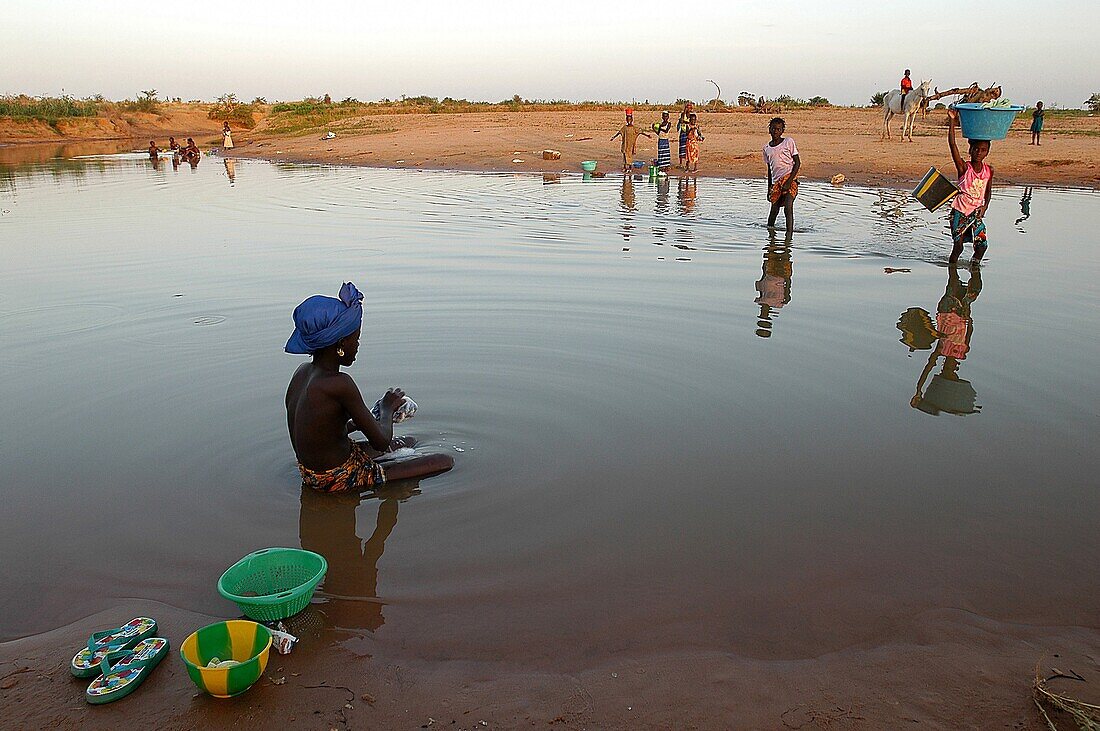 Mauritanie, Guidimakha, Boully, Villagers in silting river