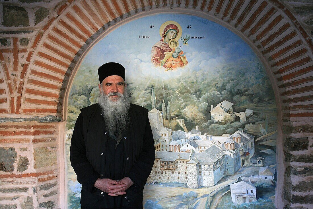 Grèce, Mont Athos, Monk at Koutloumoussiou monastery on Mount Athos